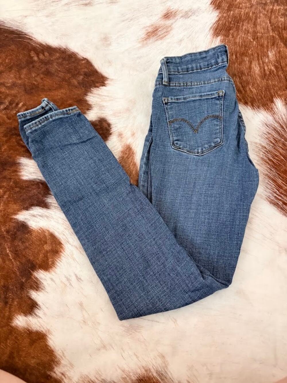 Levi's 711 Skinny jeans feature a mid-rise fit Women Size 27